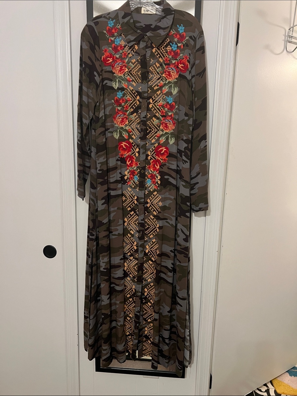 Water LiliCamo Embroidered Maxi Dress Size Medium